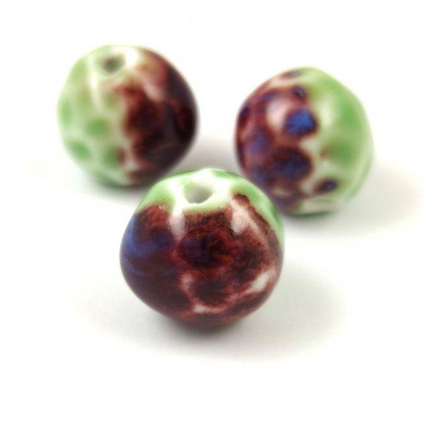 Porcelán gyöngy - faceted ball - Mint Oxblood - 16mm