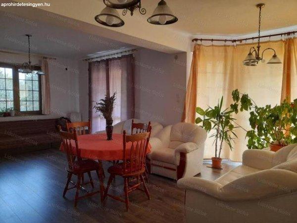 Balatonlellén csendes helyen 3 lakásos házban földszinti nappali+ 3 szobás
lakás eladó - Balatonlelle