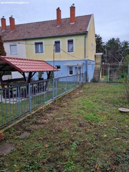 Dunaújváros kertvárosi részén kertkapcsolatos tégla lakás eladó.
