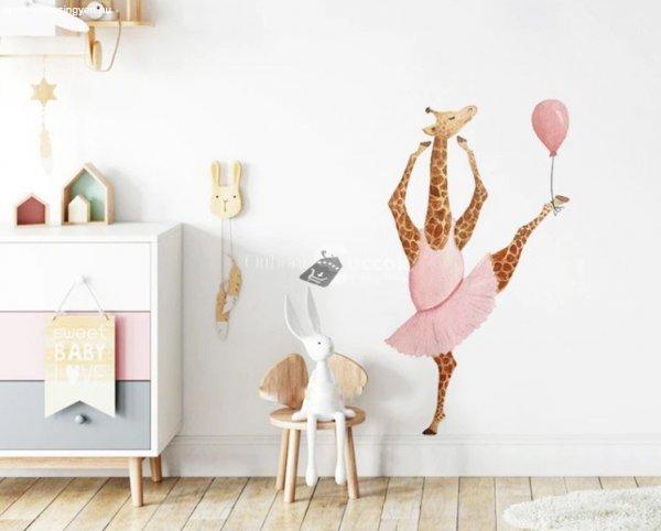 Aranyos falmatrica gyerekszobába - balettező zsiráf