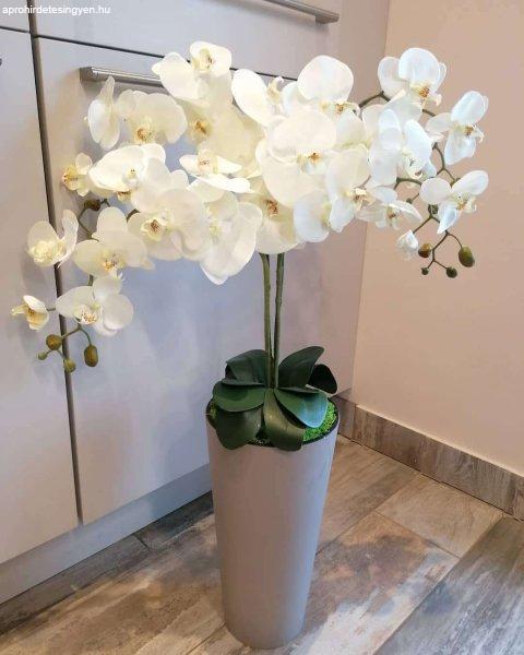 Padlóvázás élethű orchidea bézs vázával