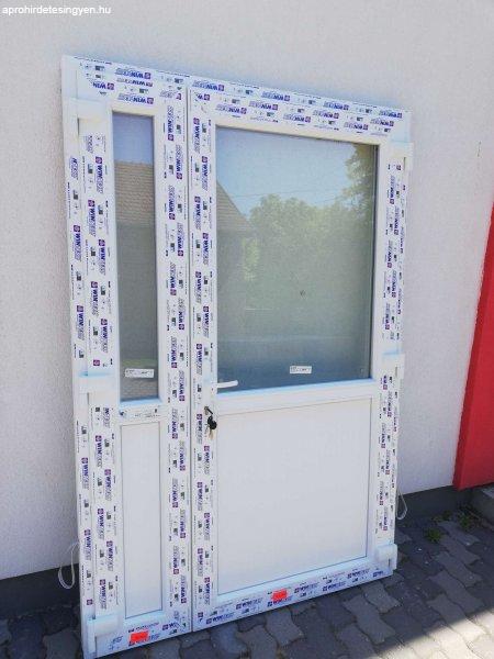 Kétszárnyas félig üvegezett bejárati ajtó, 138x208 cm, műanyag, fehér