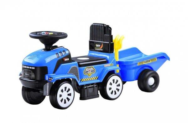 Kék színű traktor pótkocsival