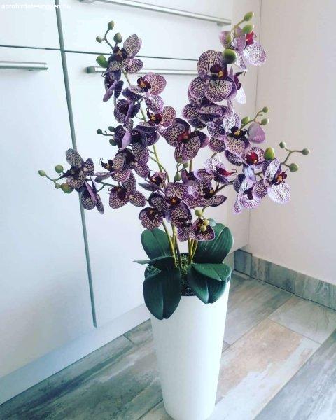 Padlóvázás élethű orchidea dekor 4 virágos változat lila pöttyös