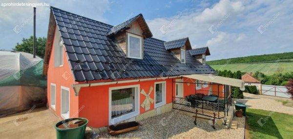 Zemplénben: panorámás családi ház és panzió eladó 2.700 m2-es telken
Hernádvécsén - Hernádvécse