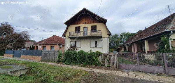 108 m2-es lakás eladó 2 lakásos családi házban Sárospatakon a Bodrog
holtág mellett