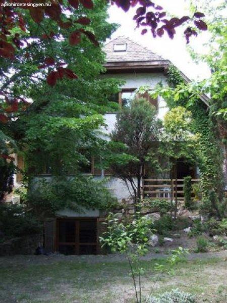 Szentendrén, a Pismányban 1910 m2-es csodás kertben 374 m2 szintterületű
családi villa 285 MFt-ért e - Szentendre