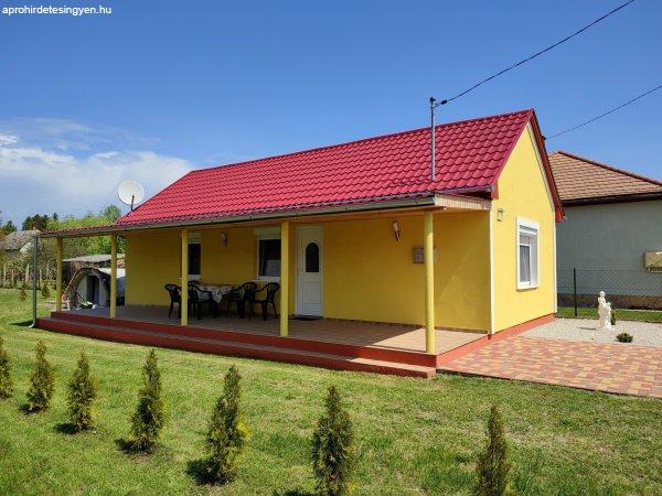 Balatonfenyvesen eladó egy felújított kis családi házikó!