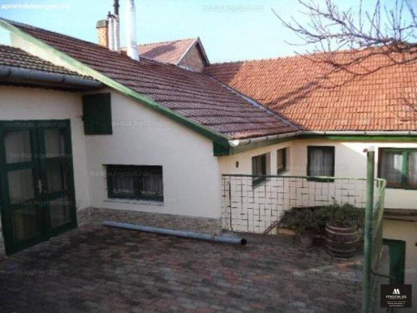 Kétgenerációs vagy apartmanháznak is alkalmas családi ház a Deák Ferenc
utca közelében eladó! - Eger