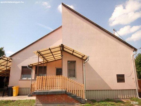 Családi ház | 80 nm-es 3 szobás főépülettel, 1 szobás 50 nm-es lakó
melléképülettel - Szeged