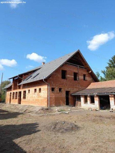 Tiszaföldváron eladó szerkezetkész családi ház!