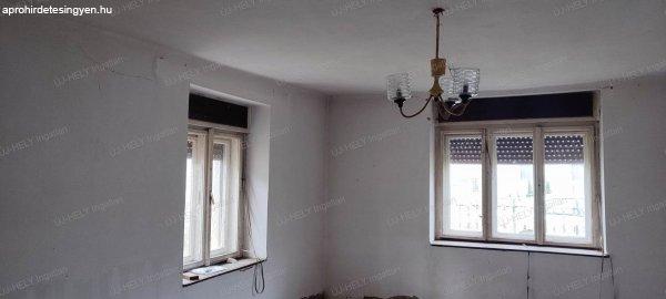 Károlyfalva településen eladó felújítandó családi ház
