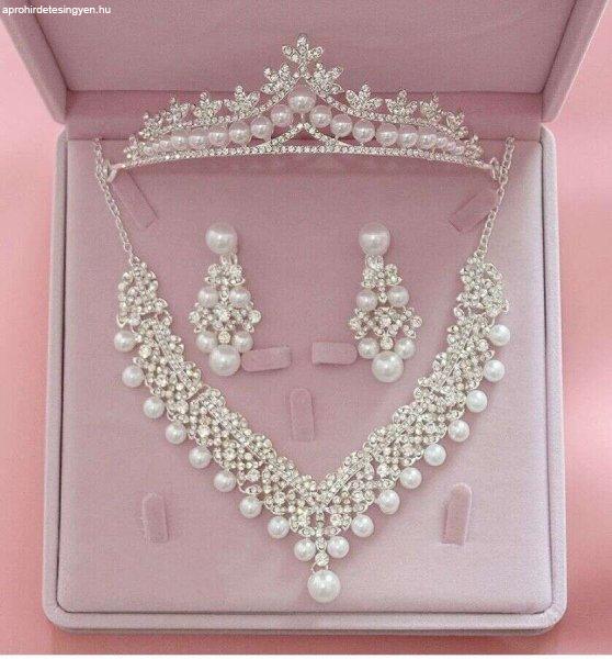 Gyönyörű kristályokkal kirakott esküvői szett: nyaklánc, fülbevaló és
tiara 2.