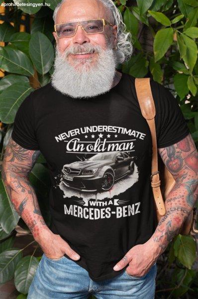 Never underestimate an old man with a mercedes fekete póló