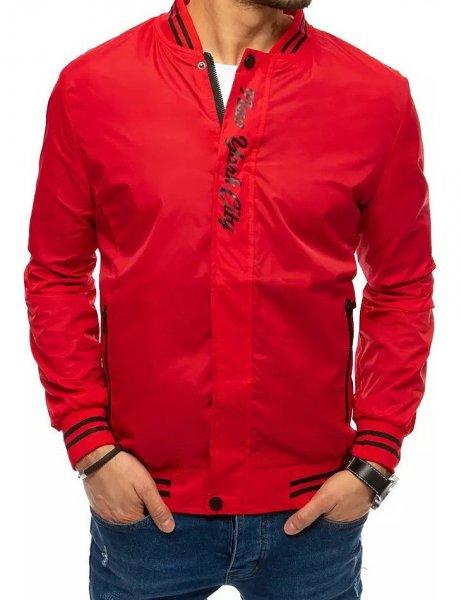 piros férfi világos kabát