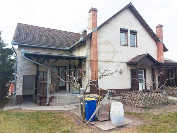 Ikerház jellegű családi ház eladó Dunavecsén!