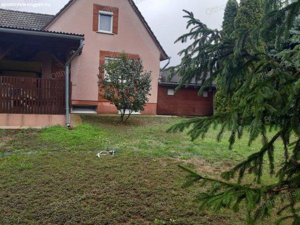 Debrecen, Alsójózsán három szintes családi ház eladó!