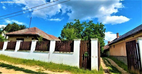 Pest vármegyében Kókán sürgősen eladó egy, parasztház jellegű, 70 m2-es
házikó.