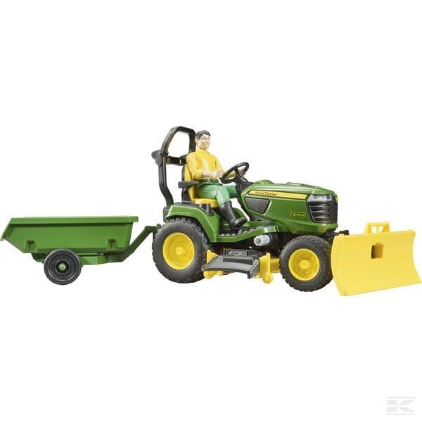 Bruder U62104 John Deere fűnyíró traktor, pótkocsival és kertésszel