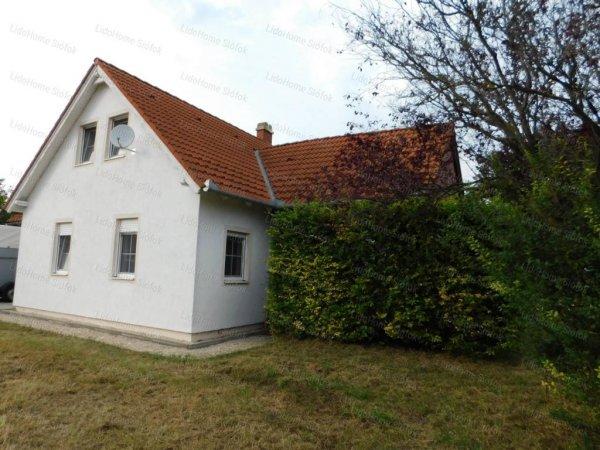 Balatontól 14 km re Mátyásdombon 2 szintes családi ház eladó