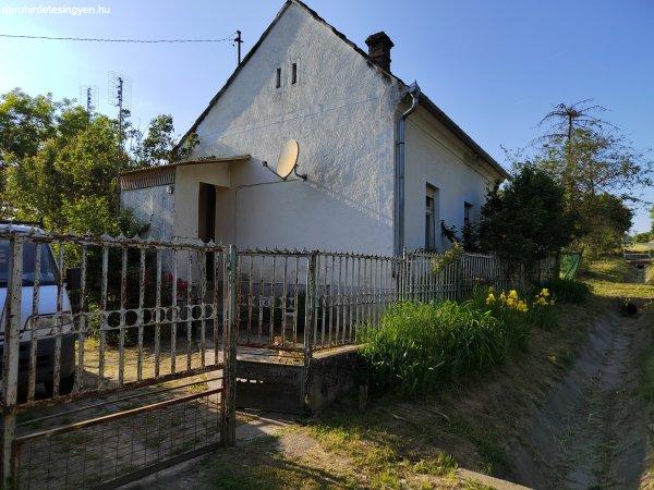Eladó Kaposvár Kecelhegyi részén egy felujitandó családi ház.