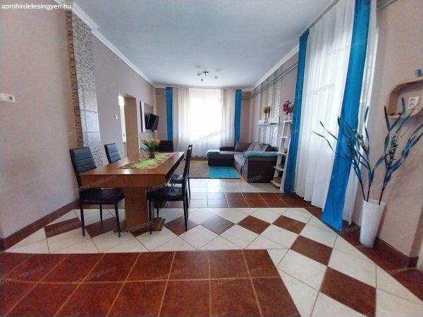 Nyíregyháza Orosi útból nyíló csendes utcában 120 m2 3 szoba + nappalis
ÖNÁLLÓ CSALÁDI HÁZ eladó 