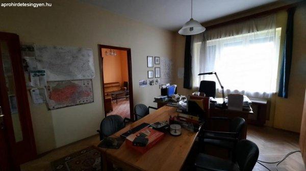 Központi, de csendes helyen azonnal költözhető 3 szobás téglalakás
alacsony rezsivel - Pécs