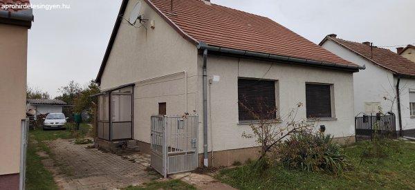 Eladó Kaposváron egy családi ház a város Cseri részén.