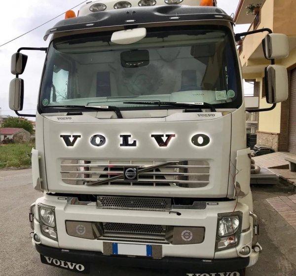 VOLVO inox felirat HÁTTÉRVILÁGÍTÁSSAL Fehér
