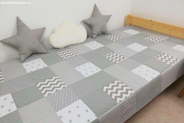 Szürke patchwork ágytakaró