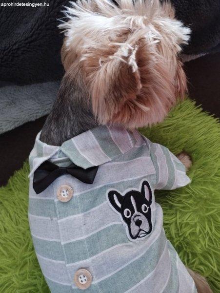 Kutyaruha - Csíkos kutyaing hímzett kutyafejes mintával és fekete
csokornyakkendővel
