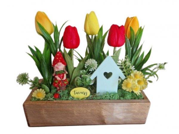 Tavaszi tulipános asztaldísz kislány figurával
