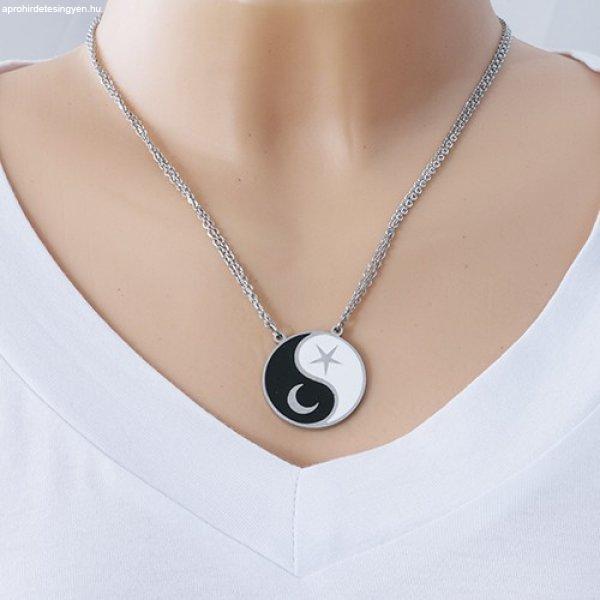 Acél nyakék, két lánc, fekete-fehér Jing és Jang szimbólum, hold és
csillag