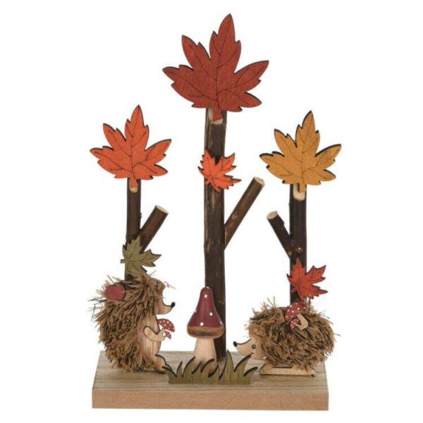 Őszi dekorációs figura (fák levelekkel és kettő sünivel)