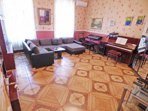 Eladó a Magdolna negyedben tégla építésű 3 szobás társasházi lakás -
Budapest VIII. kerület