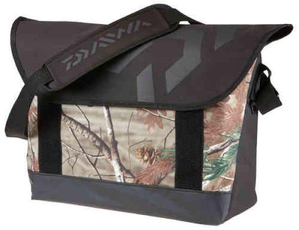 Daiwa Realtree Ap® Camo Messenger Flap Bag táska (15820-320)