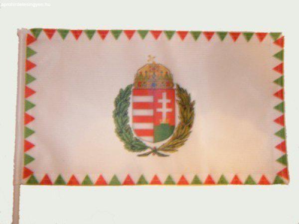 Kétoldalas farkasfogas koszorús címeres zászló selyem anyagból, 60x90cm,
rúd nélkül