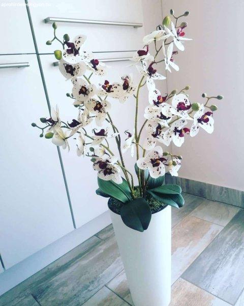 Padlóvázás élethű orchidea dekor 4 virágos változat fehér/bordó
pöttyös