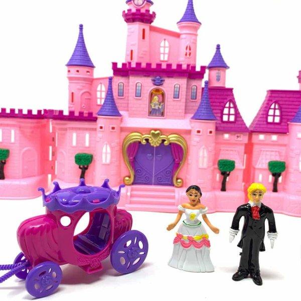Mesebeli varázskastély hercegi párral, hintóval és
rengeteg más kiegészítővel - zenél és
világít - rózsaszín (BBMJ)