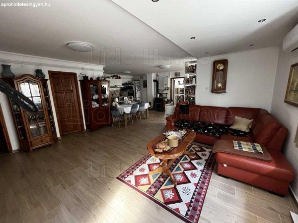 Eladó Siófok-Kiliti városrészben egy 100 m2-es, nagy nappalival és 3
hálószobával rendelkező családi ház 539 m2 telken