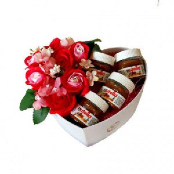 Fehér közepes szív desszert doboz- piros szappanrózsával és nutellaval