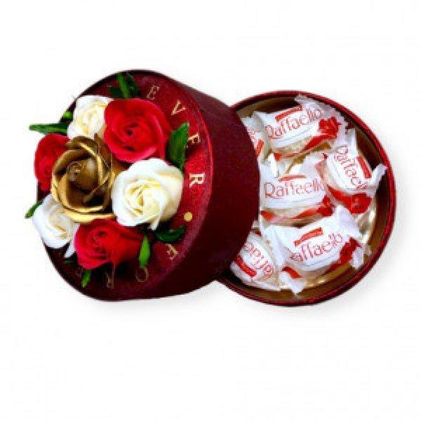 Piros búrás virágdoboz desszerttel - szappanrózsa és raffaello