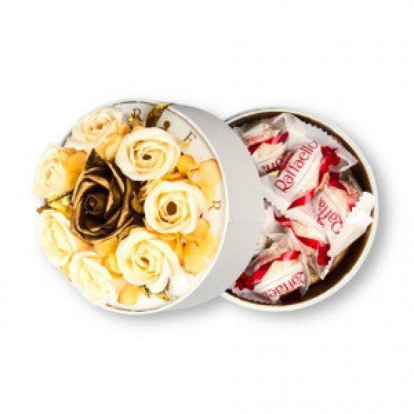 Fehér búrás virágdoboz desszerttel - szappanrózsa és raffaello