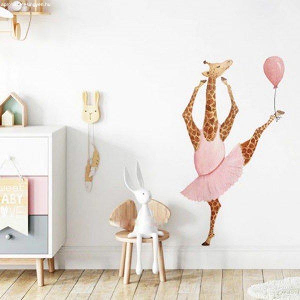 Aranyos falmatrica gyerekszobába balettozó zsiráf