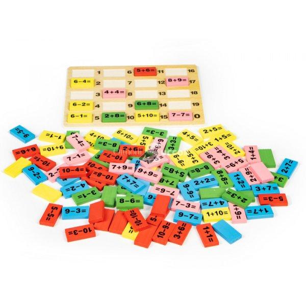 Matematikai oktató kockák dominókkal és táblával