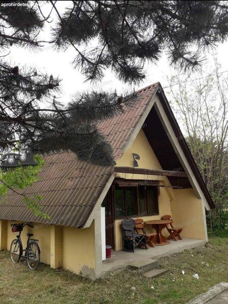 Győrhöz 15 km-re, Gönyű csendes utcájában, belterületi hétvégi ház
eladó!