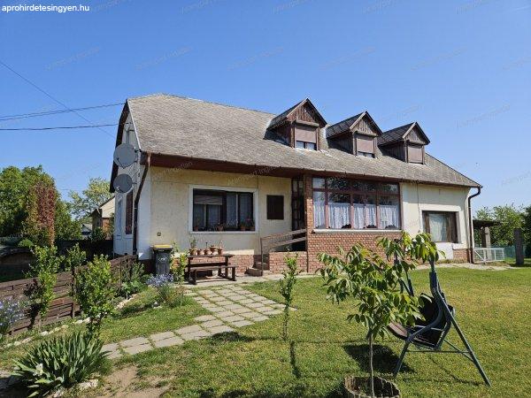 Győrhöz 15 km-re, Gönyű csendes utcájában családi ház eladó!