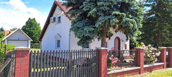 Szegeden Sziksósfürdőn családi ház, terasszal, erkéllyel, garázzsal
eladó
