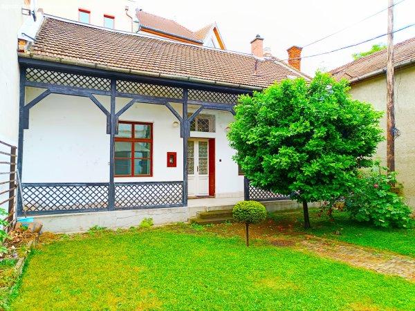 Miskolc történelmi városrészében eladó egy FÖLDSZINTI 3 szobás polgári
stílusú lakás!