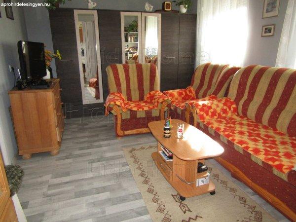 Eladó felújított 42 m2-es 1 szobás lakás Ajkán! - Ajka
